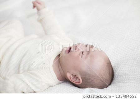 Baby crying 135494552