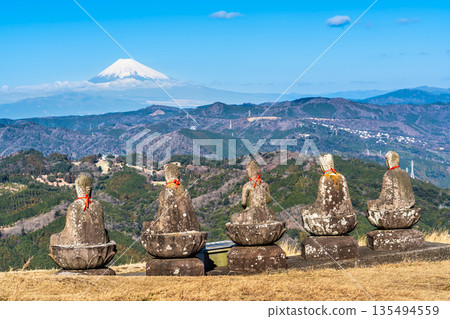 Mount Omuroyama climbing lift: Five Wisdom Buddhas and Mount Fuji from the summit [Ito City, Shizuoka Prefecture] 135494559
