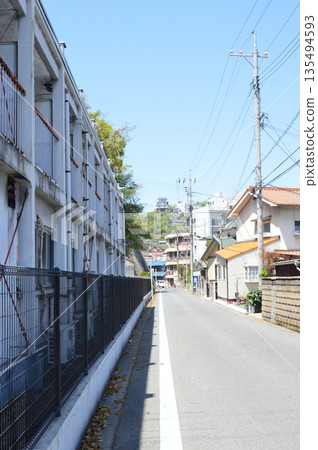 從街角眺望尾道城（廣島縣尾道市千光寺公園） 135494593