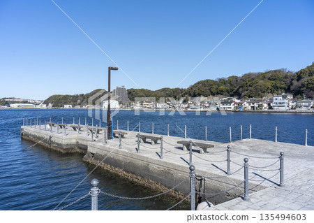 神奈川縣橫須賀市西浦賀港綠地(陸軍碼頭)的冬季景色 神奈川縣橫須賀市西浦賀港綠地(陸軍碼頭)的冬季景色 135494603