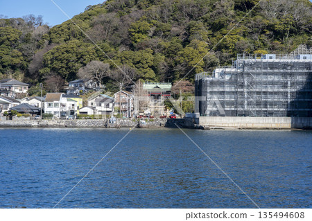 Winter in Uraga, Yokosuka City, Kanagawa Prefecture, Higashi Kano Shrine seen from Nishi-Uraga Winter in Uraga, Yokosuka City, Kanagawa Prefecture, Higashi Kano Shrine seen from Nishi-Uraga 135494608