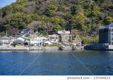 冬天的神奈川縣橫須賀市浦賀，從西浦賀眺望東漾野神社 135494615