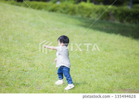 一個男孩在公園裡玩 135494628