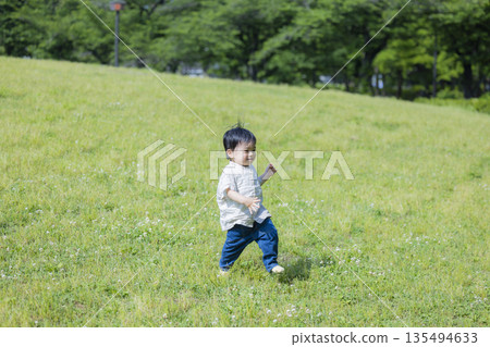 一個男孩在公園裡玩 135494633