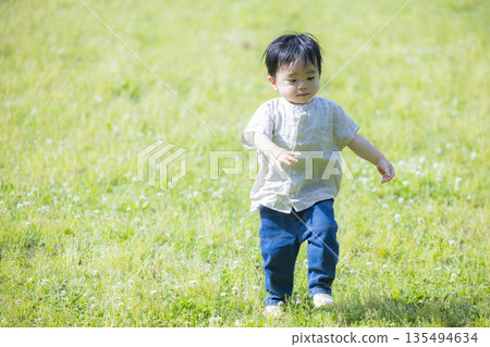 一個男孩在公園裡玩 一個男孩在公園裡玩 135494634
