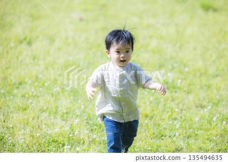 一個男孩在公園裡玩 一個男孩在公園裡玩 135494635