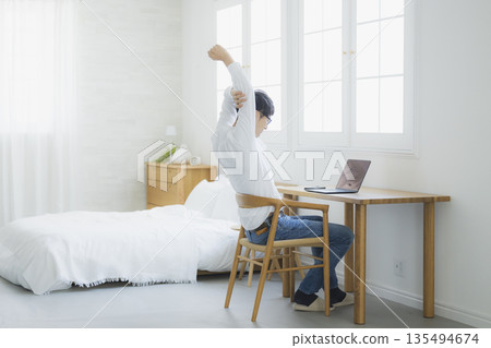 使用電腦的男人 135494674