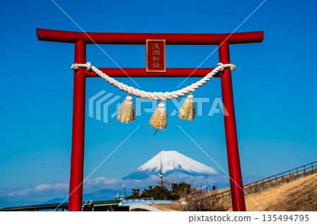 Mount Omuroyama climbing lift: Sengen Shrine and Mount Fuji from the summit [Ito City, Shizuoka Prefecture] 135494795