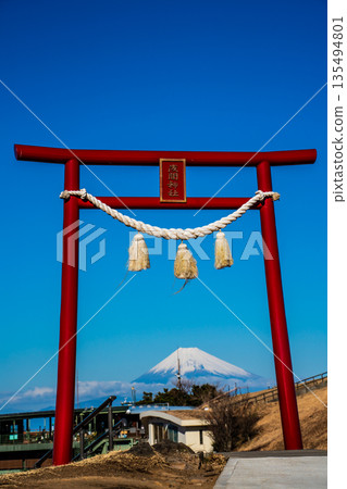 Mount Omuroyama climbing lift: Sengen Shrine and Mount Fuji from the summit [Ito City, Shizuoka Prefecture] 135494801