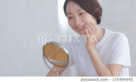 看鏡子和微笑的婦女 看鏡子和微笑的婦女 135494848