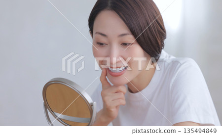 看鏡子和微笑的婦女 看鏡子和微笑的婦女 135494849