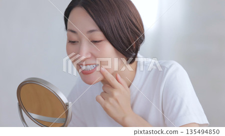 看鏡子和微笑的婦女 看鏡子和微笑的婦女 135494850