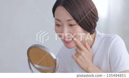 看鏡子和微笑的婦女 看鏡子和微笑的婦女 135494851