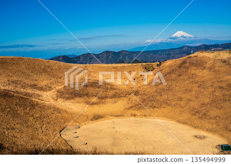 從大室山頂搭乘纜車攀登大室山和富士山 [靜岡縣伊東市] 135494999