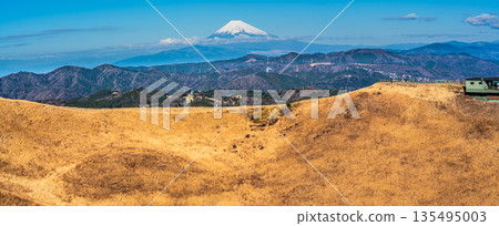 Mount Omuroyama climbing lift: Panoramic view of Mount Omuroyama and Mount Fuji from the summit [Ito City, Shizuoka Prefecture] 135495003