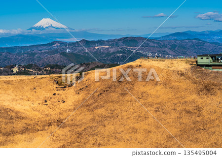 Mount Omuroyama climbing lift Mount Omuroyama and Mount Fuji from the summit [Ito City, Shizuoka Prefecture] 135495004
