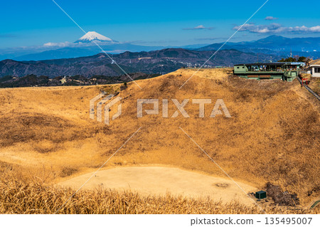 從大室山頂搭乘纜車攀登大室山和富士山 [靜岡縣伊東市] 135495007