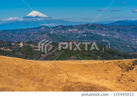 從大室山頂搭乘纜車攀登大室山和富士山 [靜岡縣伊東市] 135495013