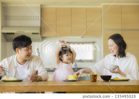 一家人其樂融融地圍坐在餐桌旁 135495028