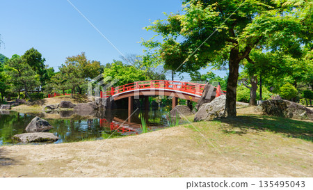 花園中的日式拱橋(福井縣越前市紫式部公園) 花園中的日式拱橋(福井縣越前市紫式部公園) 135495043