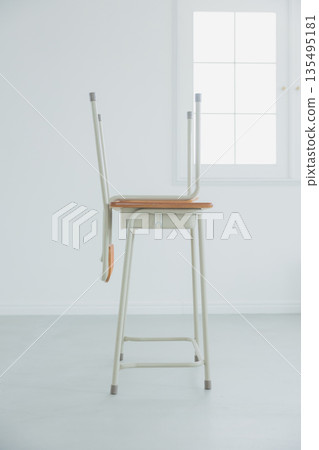 School's chair 135495181