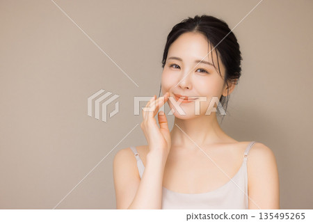 年輕女性的美麗形象 135495265