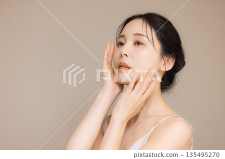 年輕女性的美麗形象 135495270