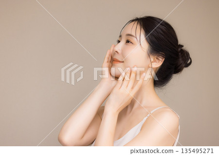 Beauty image of young women Beauty image of young women 135495271
