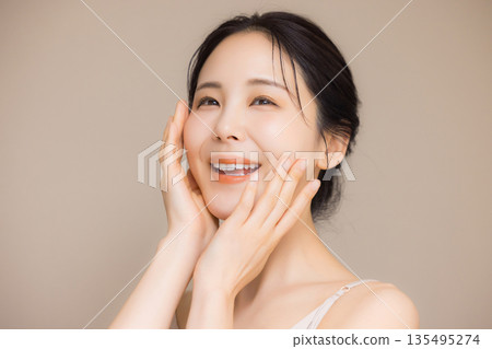 年輕女性的美麗形象 年輕女性的美麗形象 135495274