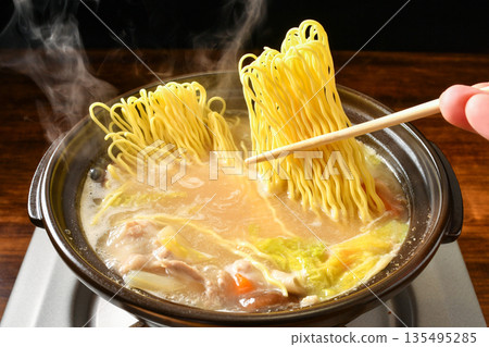 Cooking ramen noodles (dried noodles) to finish off the hot pot 135495285