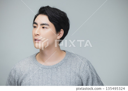 身穿針織衫的年輕男子 身穿針織衫的年輕男子 135495324
