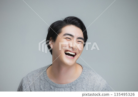 身穿針織衫的年輕男子 135495326