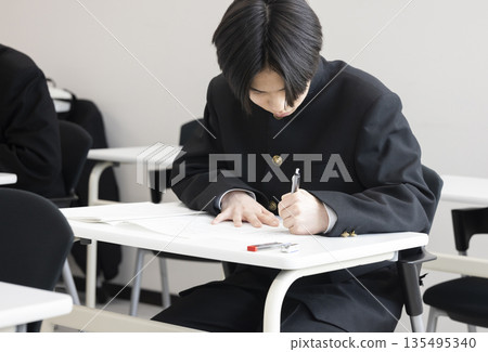 男高中生學習 135495340