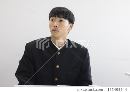 男高中生學習 135495344