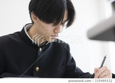 男高中生學習 135495512