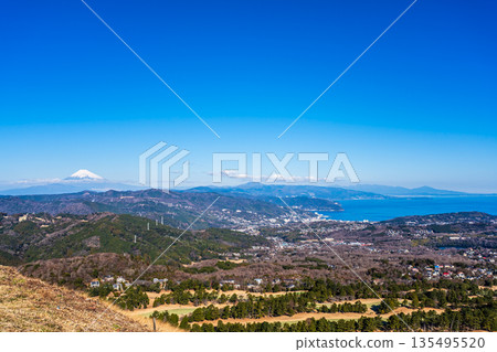 Mount Fuji from the summit of the Omuroyama climbing lift [Ito City, Shizuoka Prefecture] 135495520