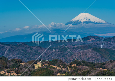 Mount Fuji from the summit of the Omuroyama climbing lift [Ito City, Shizuoka Prefecture] 135495534