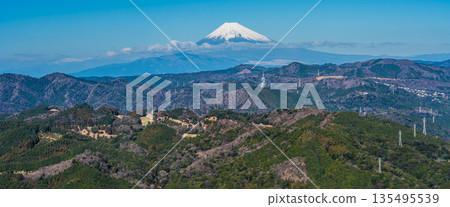 Mount Fuji panorama from the summit of the Omuroyama climbing lift [Ito City, Shizuoka Prefecture] 135495539