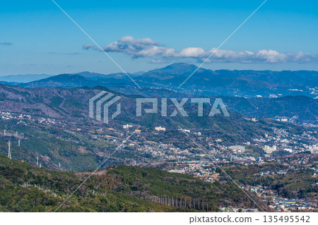 從大室山登山纜車山頂眺望富士山 [靜岡縣伊東市] 135495542