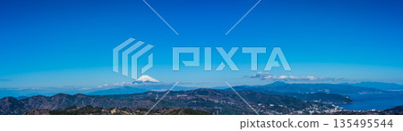 Mount Fuji panorama from the summit of the Omuroyama climbing lift [Ito City, Shizuoka Prefecture] 135495544