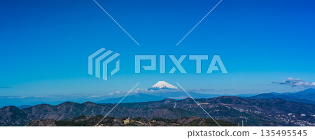 從大室山登山纜車山頂眺望富士山全景 [靜岡縣伊東市] 135495545