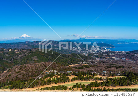 Mount Fuji from the summit of the Omuroyama climbing lift [Ito City, Shizuoka Prefecture] 135495557