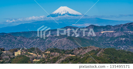 Mount Fuji panorama from the summit of the Omuroyama climbing lift [Ito City, Shizuoka Prefecture] 135495571