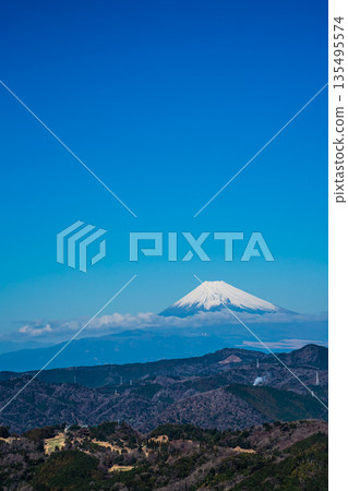 Mount Fuji from the summit of the Omuroyama climbing lift [Ito City, Shizuoka Prefecture] 135495574