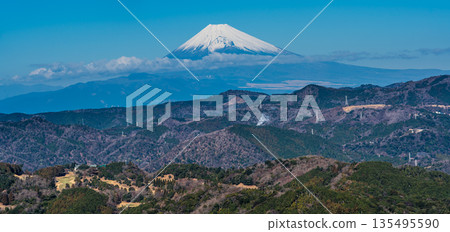 Mount Fuji panorama from the summit of the Omuroyama climbing lift [Ito City, Shizuoka Prefecture] 135495590