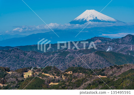 Mount Fuji from the summit of the Omuroyama climbing lift [Ito City, Shizuoka Prefecture] 135495591
