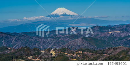從大室山登山纜車山頂眺望富士山全景 [靜岡縣伊東市] 135495601
