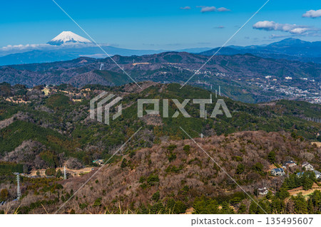 Mount Fuji from the summit of the Omuroyama climbing lift [Ito City, Shizuoka Prefecture] 135495607