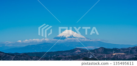 Mount Fuji panorama from the summit of the Omuroyama climbing lift [Ito City, Shizuoka Prefecture] 135495611