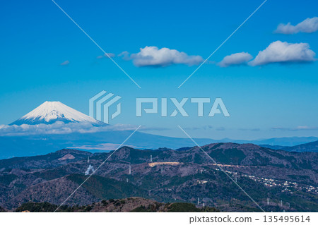 Mount Fuji from the summit of the Omuroyama climbing lift [Ito City, Shizuoka Prefecture] 135495614